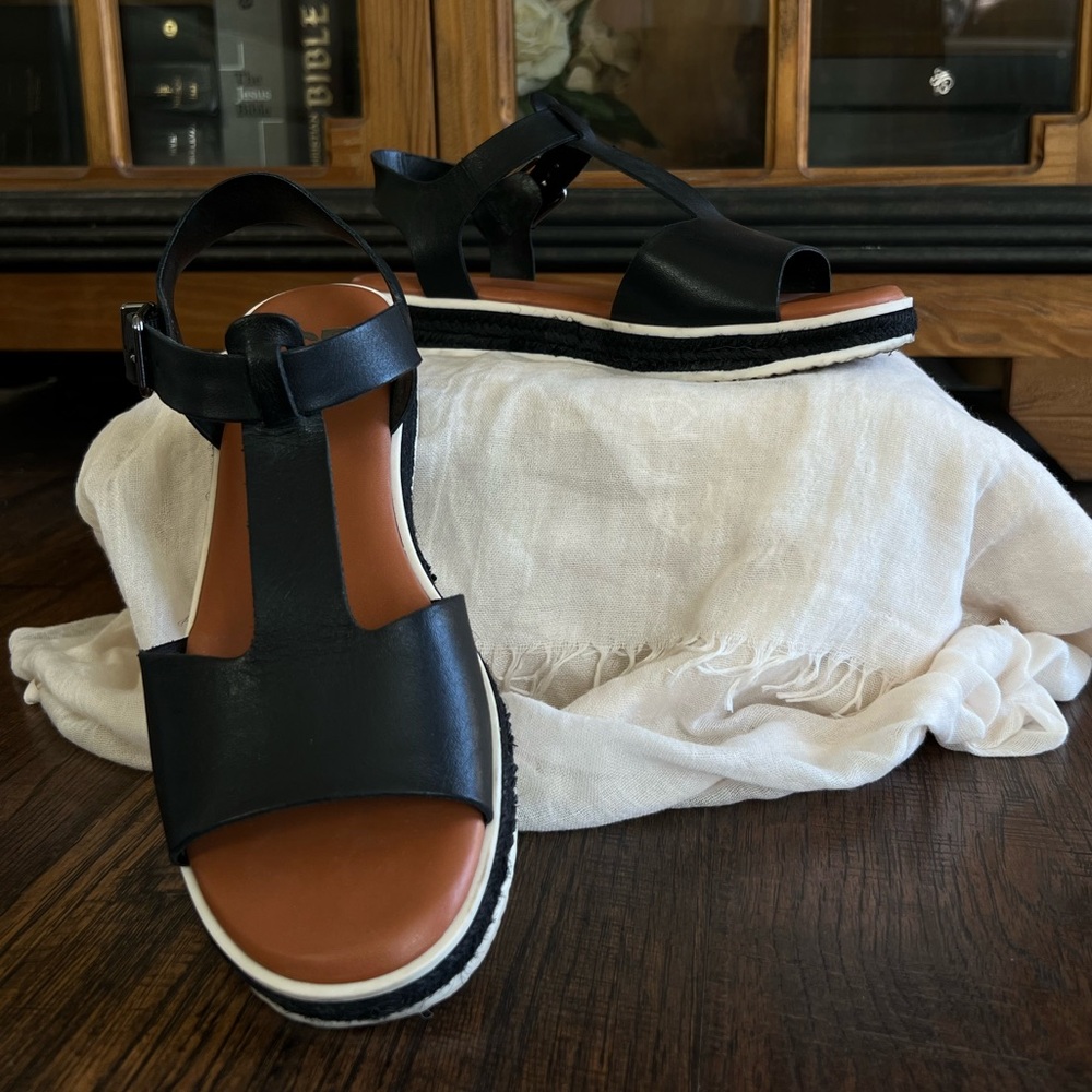 Gianni Bini Black and Brown Leather Sandals